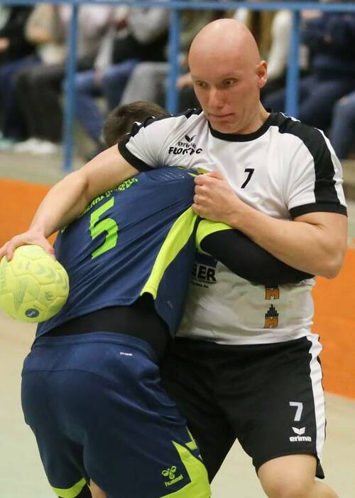 Im Clinch: Oliver Danz von der Werra WHO wird von dem Schenklengsfelder Nico Petzold (links mit der Nummer fünf) am Kreis festgehalten. Die beiden Mannschaften schenkten sich im Derby nichts. Foto: Friedhelm Eyert